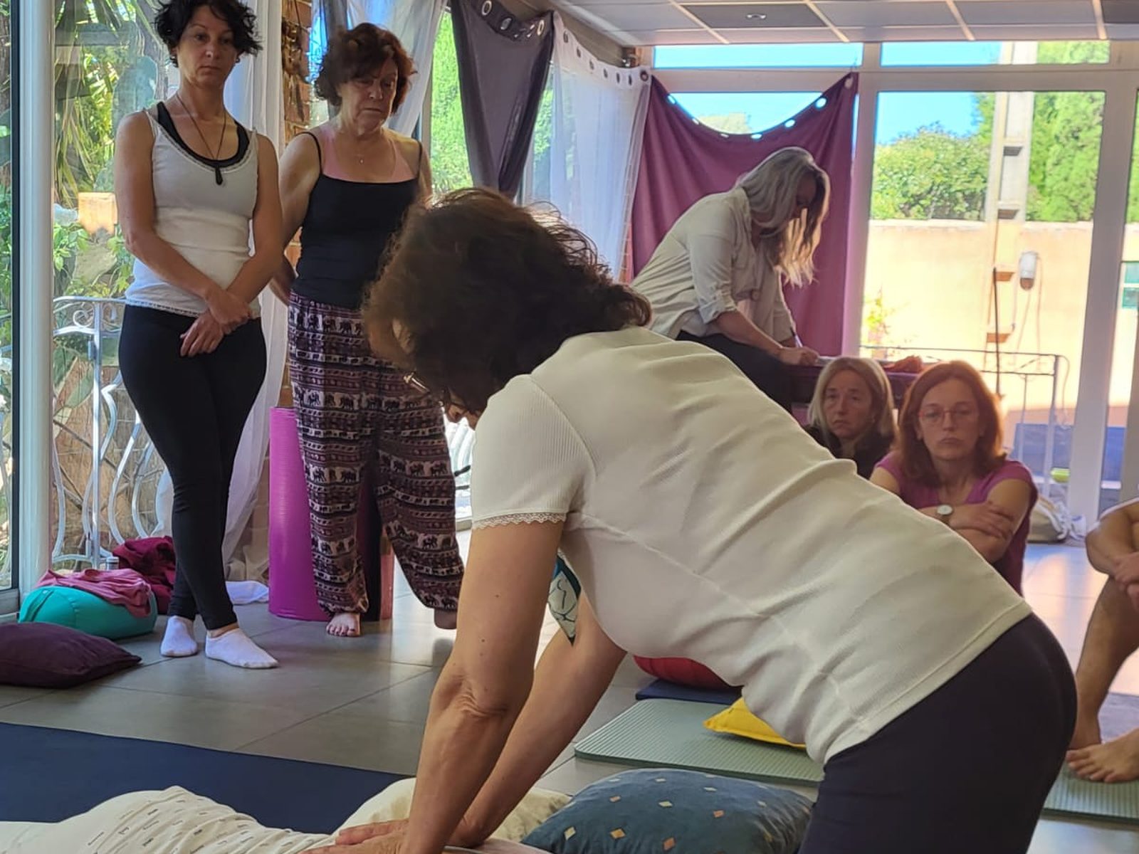 Démonstration de shiatsu devant le groupe pendant un cours à Toulon