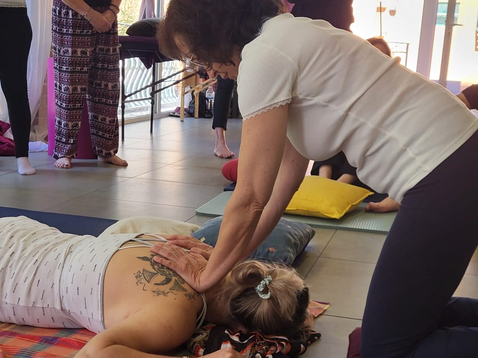 Pratique du shiatsu en binôme pendant un cours