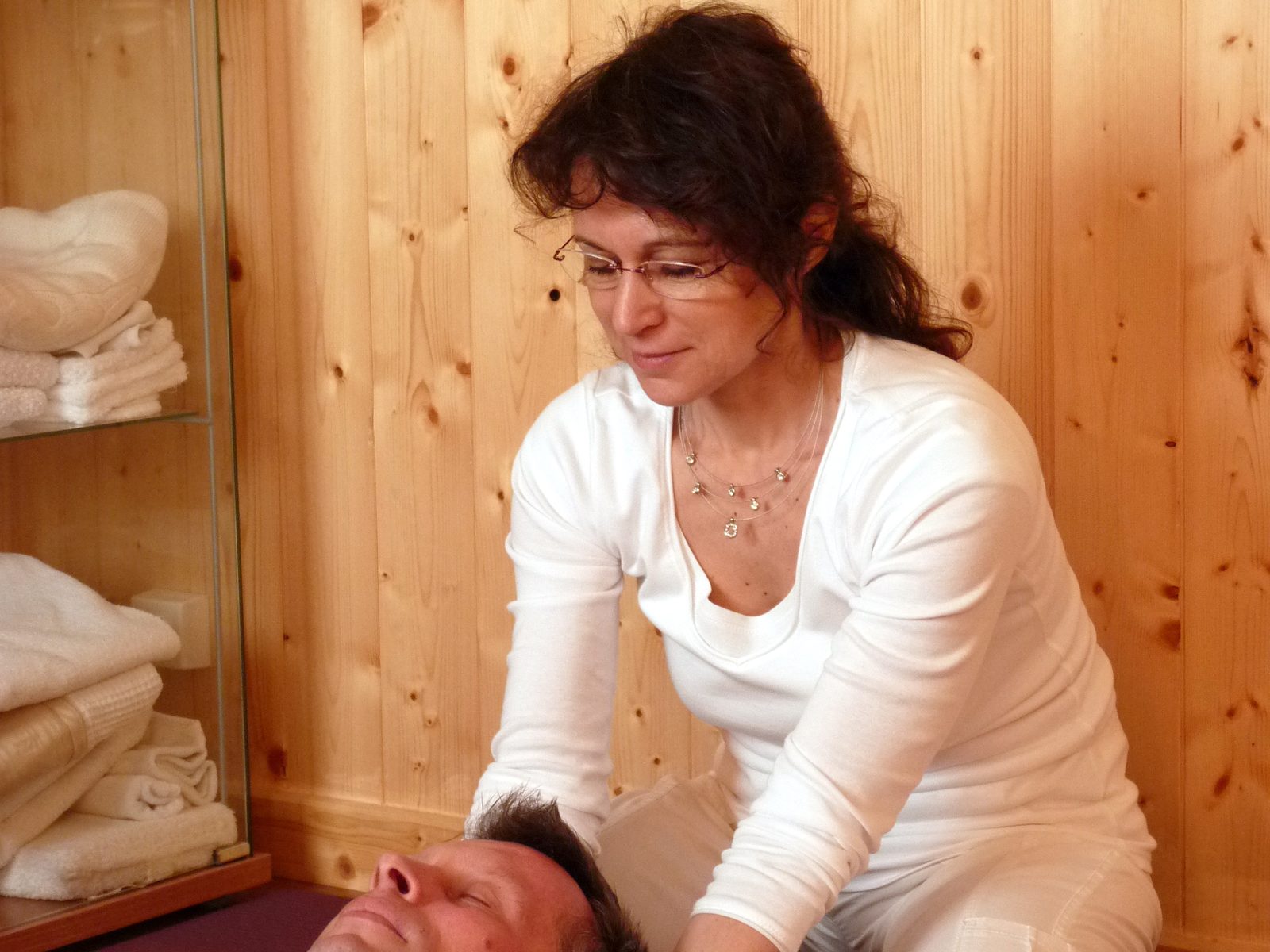 Pressions sur les épaules et la nuque en shiatsu, pratique au sol