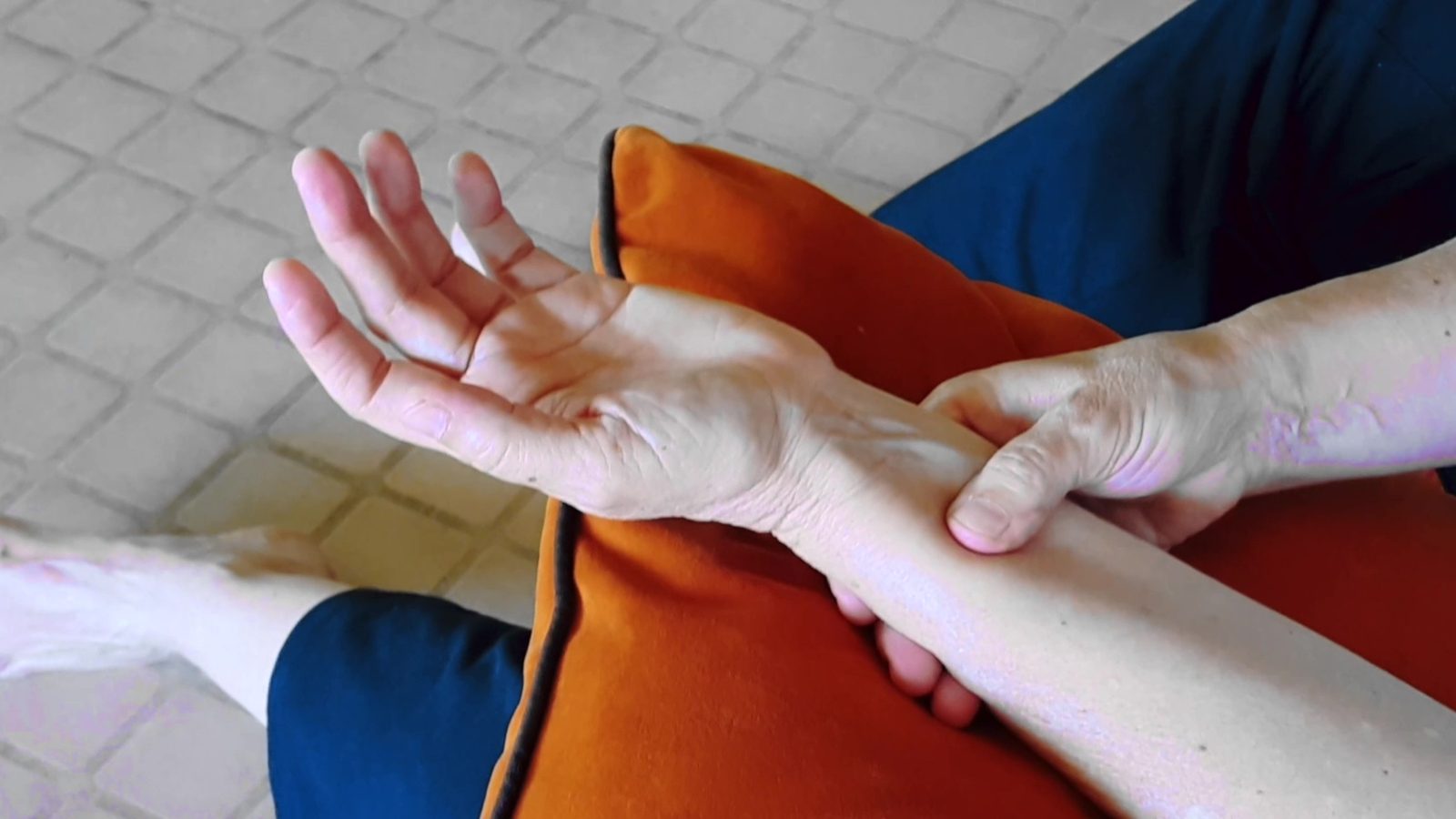 Auto-massage du bras le long du meridien du pericarde