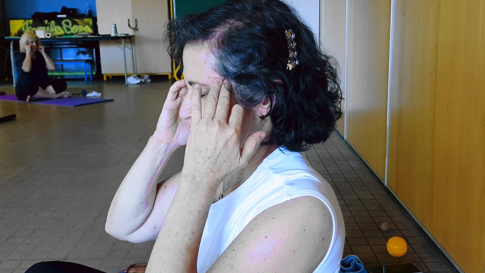 Auto-massage du visage et des tempes en Do-In