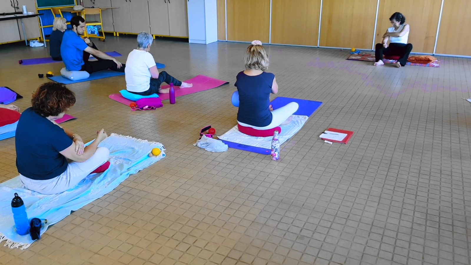 Cours collectif de Do-In a Toulon, pratique sur tapis