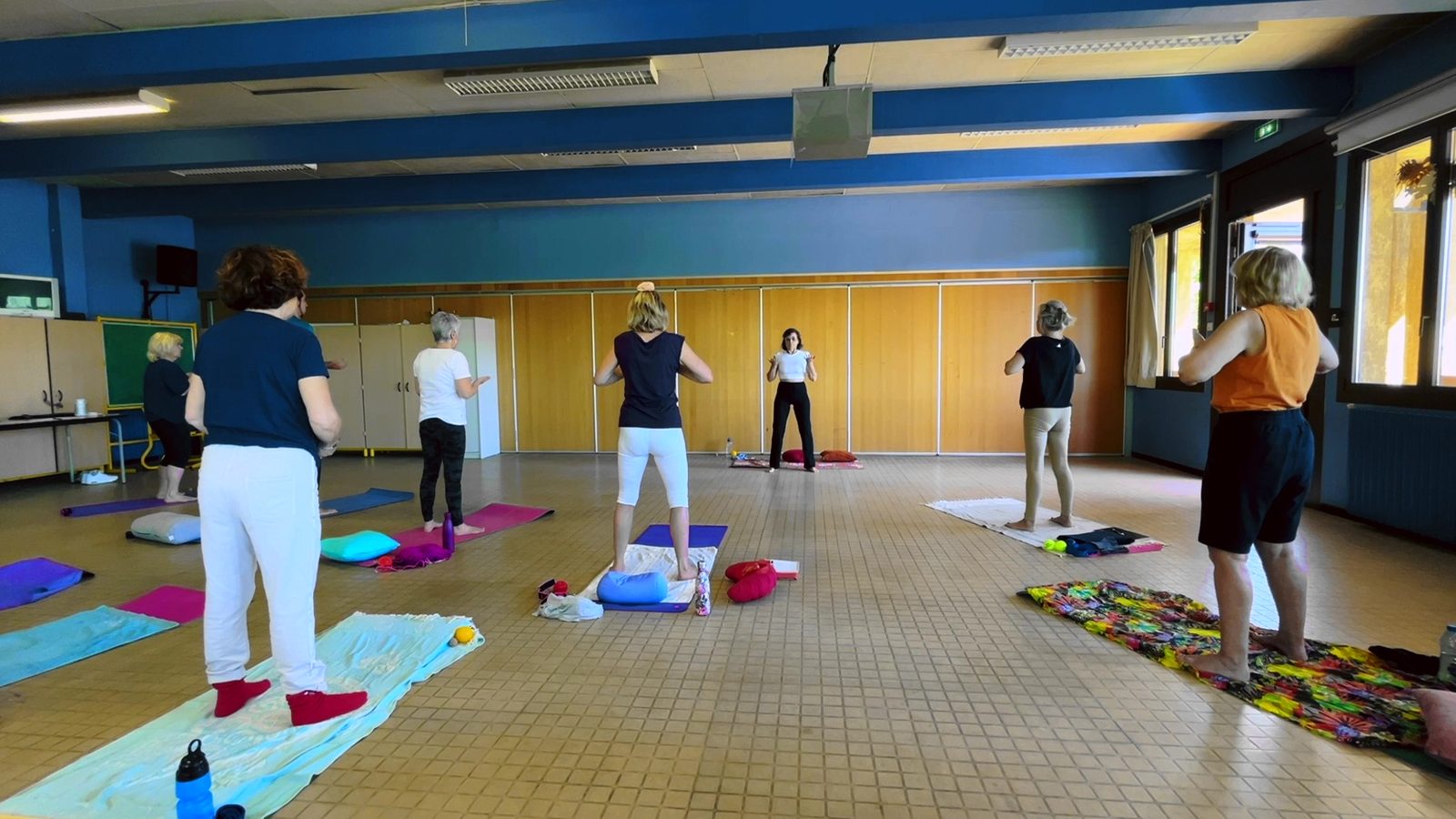Cours de Do-In debout a Toulon, groupe en mouvement guide par Geralde Olivares