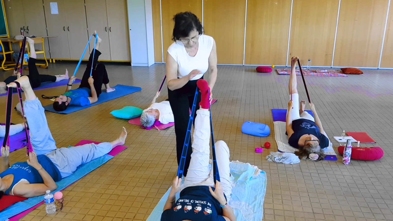 Cours de Do-In a Toulon : etirements guides en groupe avec sangles