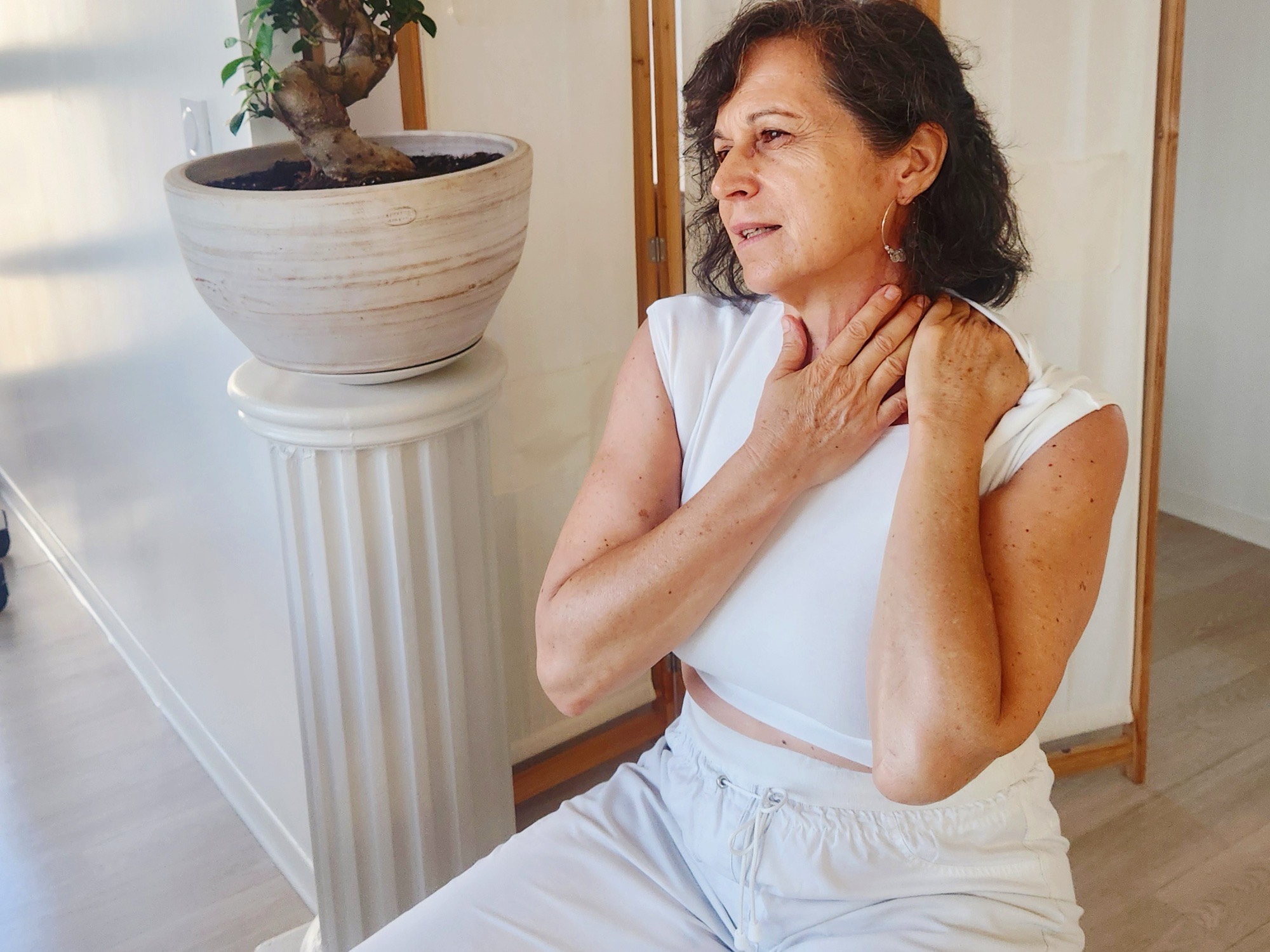 Geralde Olivares montrant un geste d auto-massage du cou, cours de Do-In a Toulon